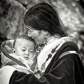 Moeder met kind in Tibet van Jan van Reij