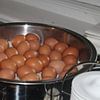 Een pan gevuld met verse eieren  van Veluws