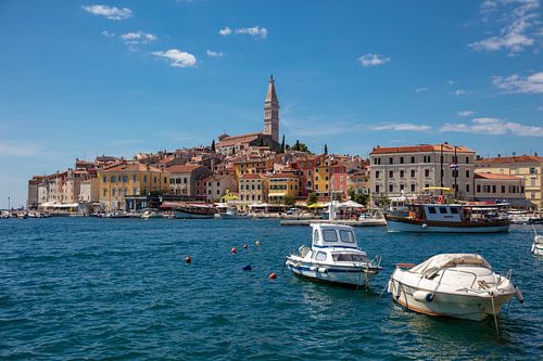 Zicht op centrum in haven van Rovinj in Kroatië