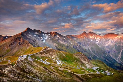 Zonsopkomst boven de bergen van  Hohe Tauern National Park in Oostenrijk