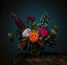 Stilleven met bloemen als boeket in een glazen vaas, moderne fotografie van Roger VDB thumbnail
