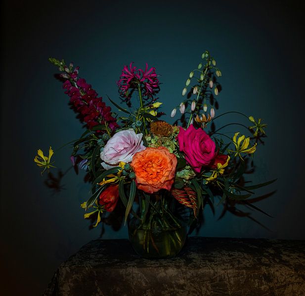 Nature morte avec des fleurs en bouquet dans un vase en verre, photographie moderne par Roger VDB