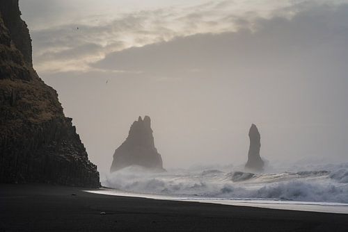 Eine raue See am Strand von Reynisdranger, nach einem Sturm am Vortag im südlichen Teil Islands bei 