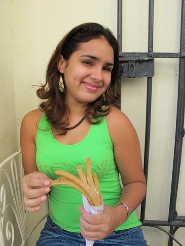 Meisje op straat in Havana