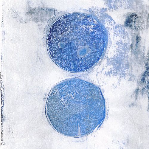 Lunes bleues. Peinture géométrique abstraite en blanc, bleu, gris pastel et rouille.