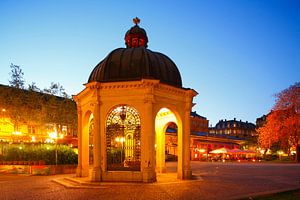 Kochbrunnen, Kranzplatz, Abenddämmerung, Wiesbaden