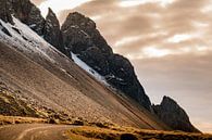 De weg naar Vestrahorn, Stokksnes, IJsland van Melissa Peltenburg thumbnail