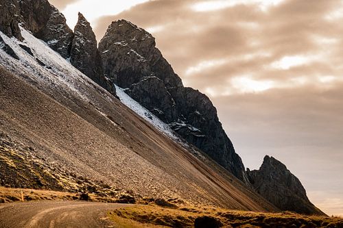 De weg naar Vestrahorn, Stokksnes, IJsland