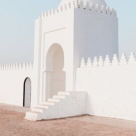 Bâtiment blanc dans Marrakech sur Leonie Zaytoune