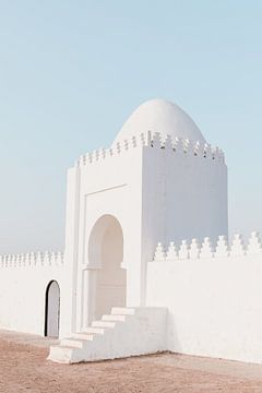 Wit gebouw in  'De rode stad' Marrakech van Leonie Zaytoune