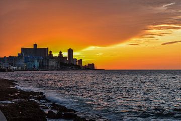 Zonsondergang in Havana, Cuba van Michelle van den Boom