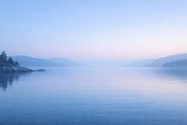 Réveil au bord du lac – Une oasis de calme dans un délicat bleu pastel sur ButterflyPix