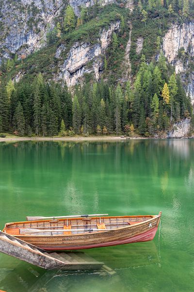 Beau vieux bateau à rames en bois au lac Prags Wildsee, Tyrol du Sud par Christian Müringer