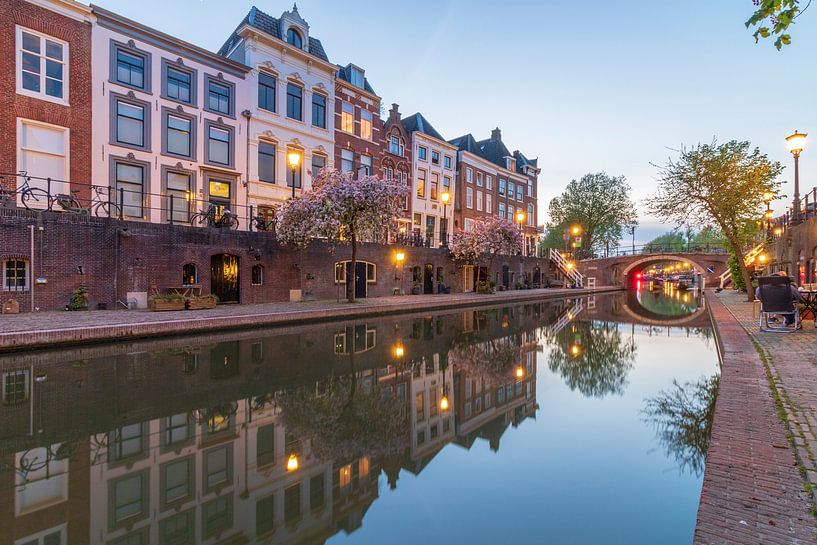 Oudegracht Utrecht tijdens de avondschemering van Russcher Tekst & Beeld