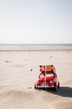 Fiat 500 tijdens het golden hour op het strand van Zandvoort aan Zee | Nederlandse strandfotografie