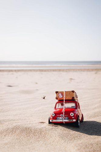 Fiat 500 pendant l'heure d'or sur la plage de Zandvoort aan Zee | Photographie de plage néerlandaise