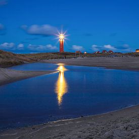 Der Leuchtturm von Texel während der blauen Stunde. von Justin Sinner Pictures ( Fotograaf op Texel)