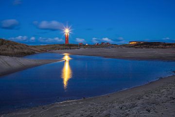 Texelse Vuurtoren tijdens het blauwe uurtje. van Justin Sinner Pictures ( Fotograaf op Texel)