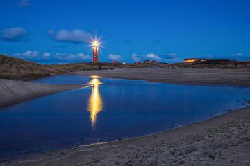 Texelse Vuurtoren tijdens het blauwe uurtje.