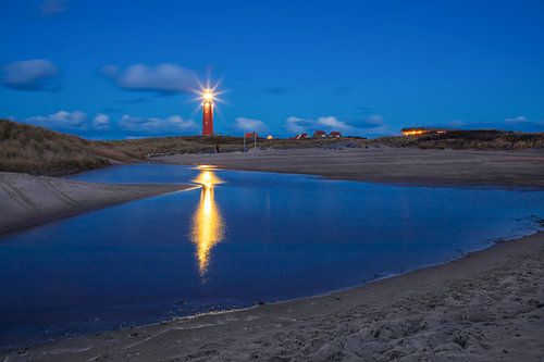 Le phare de Texel pendant l'heure bleue.