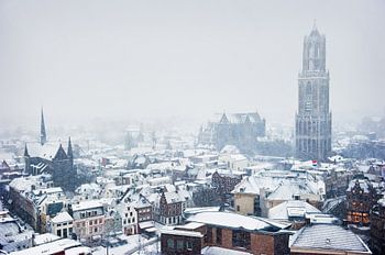 De Utrechtse Domtoren in de sneeuw