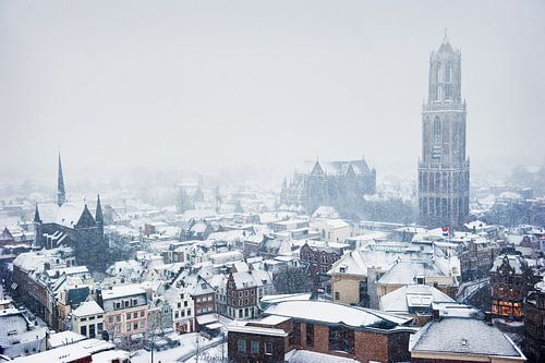 De Utrechtse Domtoren in de sneeuw