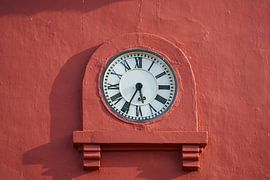 Es ist 5 nach halb sechs – Rote Uhr, Malaria, Malaysia von The Book of Wandering