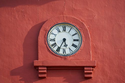 Il est 17 h 05 - Horloge rouge, Paludisme, Malaisie
