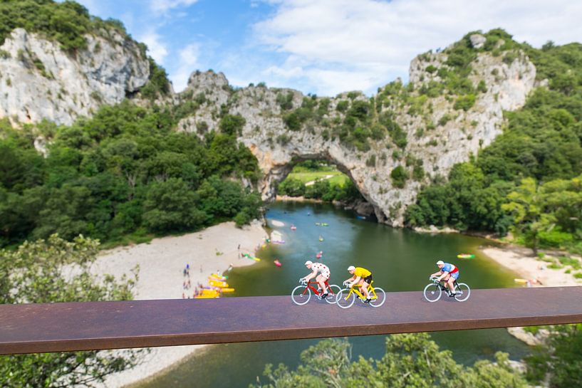 Radfahrer an der Pont d'Arc von Nele Mispelon