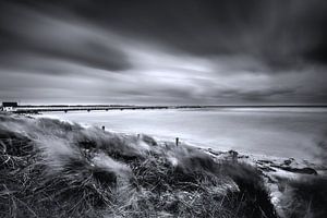 Wintersturm an der alten Seebrücke von Scharbeutz. 