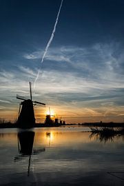 Kinderdijk, Sonnenaufgang mit Spiegelung von Ton de Koning