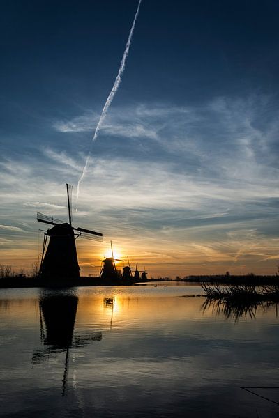Kinderdijk, zonsopgang met spiegeling by Ton de Koning