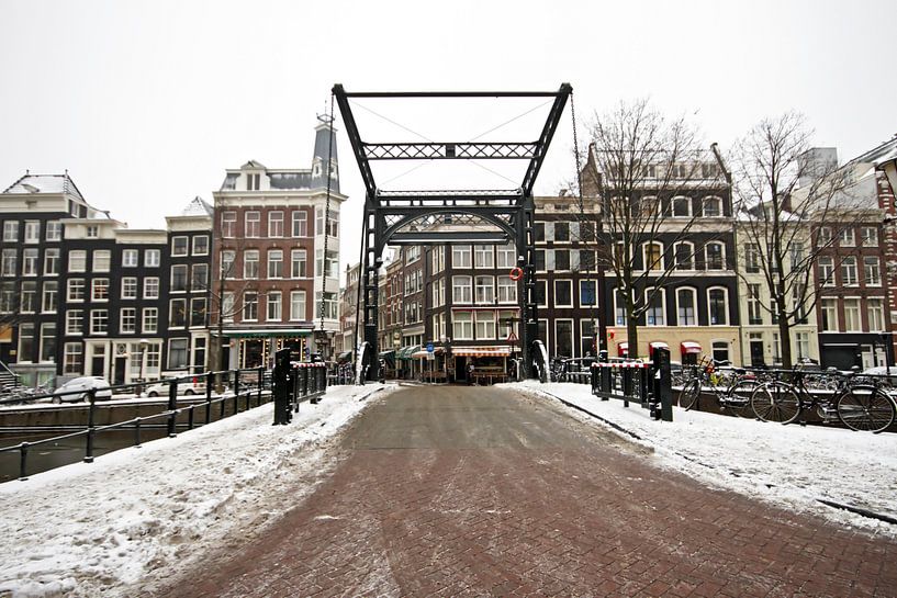 Das verschneite Amsterdam im Winter in den Niederlanden von Eye on You