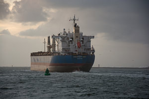Schiff auf dem Weg ins Meer an der Anlegestelle Wijk aan Zee.