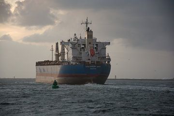 Schip onderweg naar zee bij de pier van Wijk aan Zee. van scheepskijkerhavenfotografie