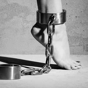 Fétichisme des pieds. Seulement d'une femme menottée avec de lourdes chaînes en fer.
