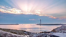 Coucher de soleil avec des rayons de soleil derrière les nuages à Oosteroever sur Daan Duvillier | Dsquared Photography