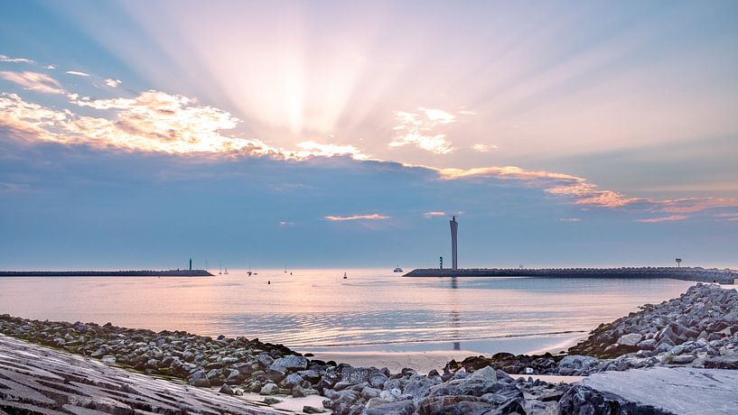 Zonsondergang met zonnestralen achter wolken aan Oostende Oosteroever van Daan Duvillier | Regio in de Kijker