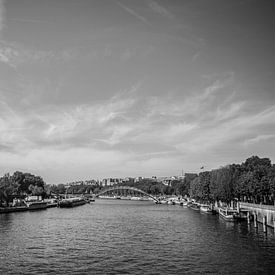 Eifeltoren vanaf de Seine van Robert Snoek