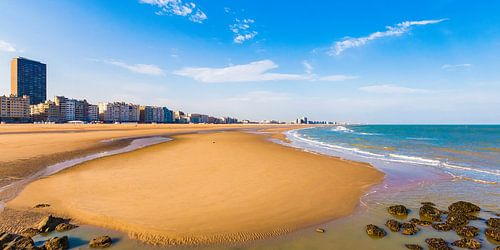 Strand van Oostende in België van Werner Dieterich