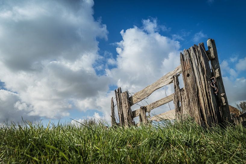 Oud hek gefotografeerd van onder af by Natascha Teubl