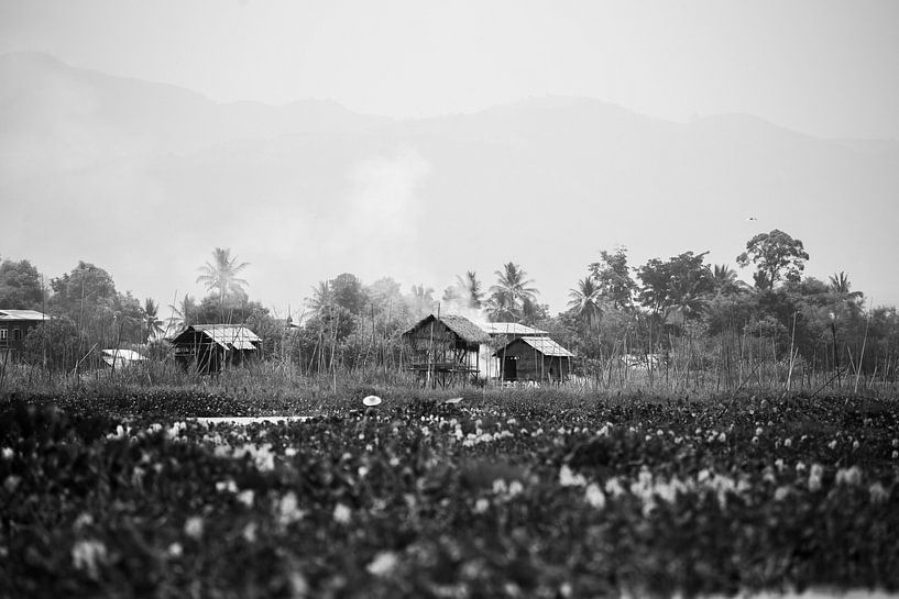 Häuser auf dem Wasser im Inle-See, Myanmar von Mark Thurman
