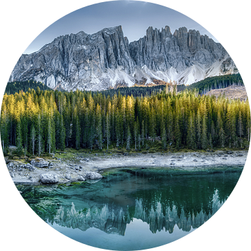 Bergmeer met alpien panorama in de Dolomieten. van Voss Fine Art Fotografie