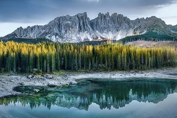 Mountain lake with alpine panorama in the Dolomites. by Voss Fine Art Fotografie