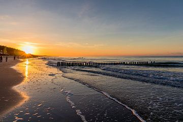 Avondwandeling langs de strandboulevard in Mielno van Oliver Hlavaty