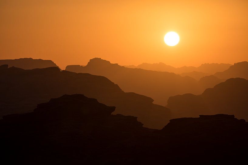 Sonnenuntergang in den geschichteten Bergen des Wadi Rum von Krijn van der Giessen