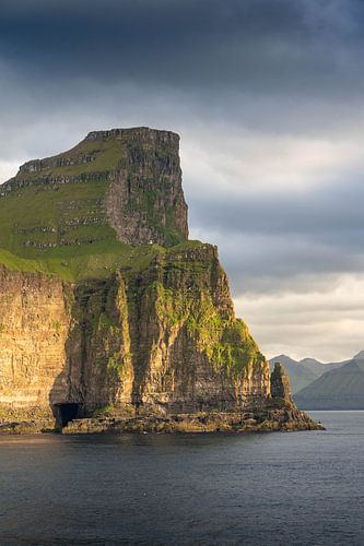 Kliffen met vuurtoren in het avondlicht