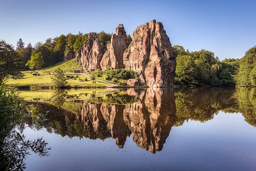 Externsteine mit Spiegelung im See