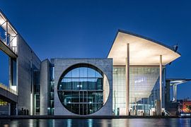 Modern architectonisch wonder bij nacht van Heiko Meier