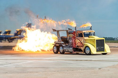 Avec la flamme dans le tuyau ! Moment spectaculaire lors d'un spectacle aérien aux États-Unis !